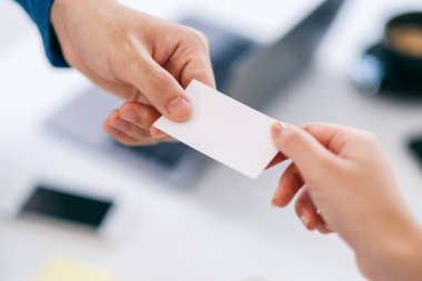 İki işadamı boş kartvizit veriyor. 