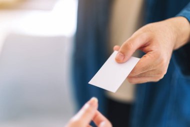 İş adamı elinde tutuyor ve boş kartvizit veriyor. 