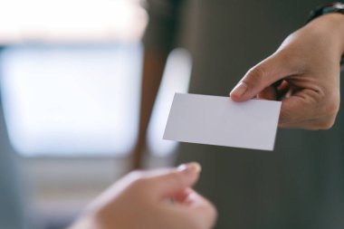 İş adamı elinde tutuyor ve boş kartvizit veriyor. 