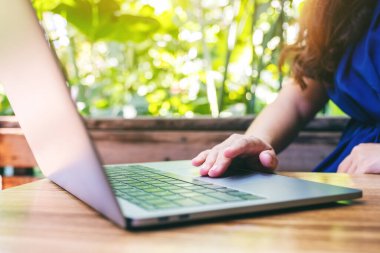 Laptop dokunmatik ped kullanan ve dokunan bir kadının yakın plan görüntüsü