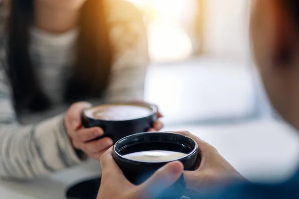 Close Afbeelding Van Een Man Een Vrouw Die Twee Koffiebekers — Stockfoto