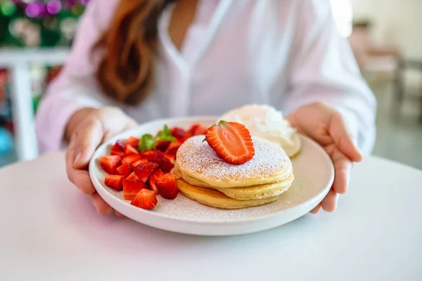 Eine Frau Hält Und Zeigt Einen Teller Pfannkuchen Mit Erdbeeren — Stockfoto