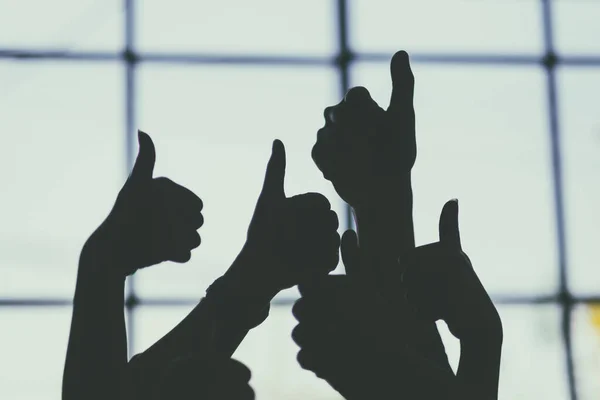 Sylwetka Wizerunek Dłoni Wielu Ludzi Kciuk Górę Znak — Zdjęcie stockowe