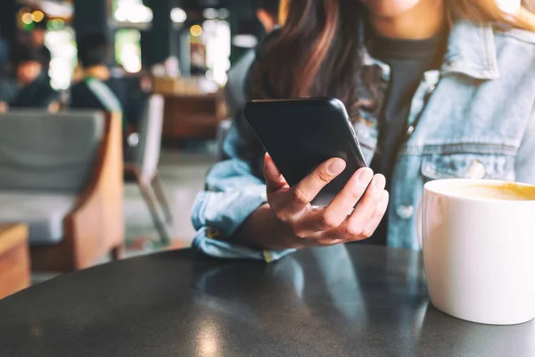 Primer Plano Imagen Una Hermosa Mujer Asiática Sosteniendo Utilizando Teléfono — Foto de Stock