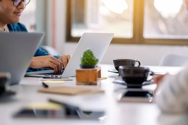 Zakenman Gebruikt Werkt Samen Laptop Computer Kantoor — Stockfoto