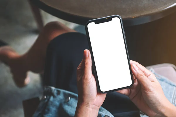 Mockup Bild Einer Frau Die Ein Schwarzes Mobiltelefon Mit Leerem — Stockfoto