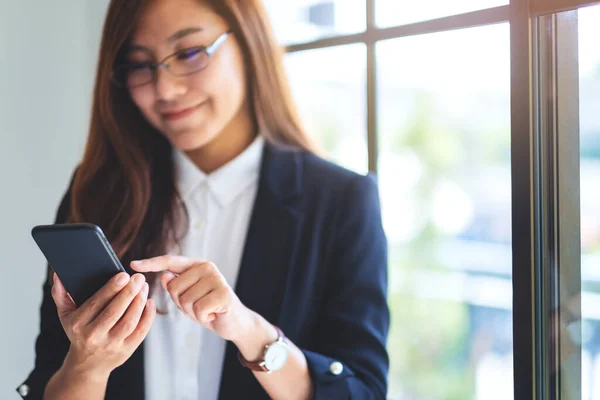 Immagine Ravvicinata Una Donna Affari Che Tiene Utilizza Telefono Cellulare — Foto Stock