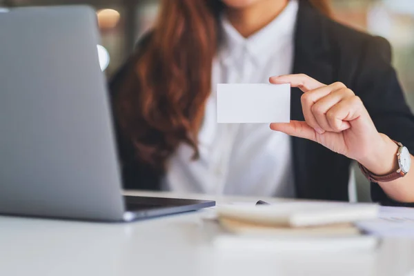 Una Mujer Negocios Sosteniendo Mostrando Una Tarjeta Visita Blanco Mientras —  Fotos de Stock