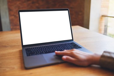 Boş beyaz masaüstü ekran ile laptopa dokunan ve kullanan bir kadının görüntüsü 