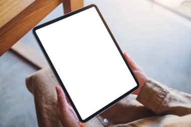 Siyah tabletli beyaz ekranlı bir kadının görüntüsü. 