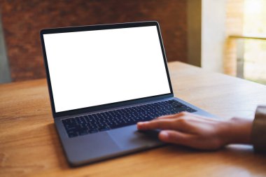 Boş beyaz masaüstü ekran ile laptopa dokunan ve kullanan bir kadının görüntüsü 