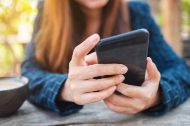 Cep telefonu ekranında bir kadının elleme ve dokunma görüntüsü