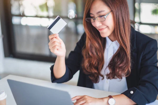 Una Mujer Negocios Asiática Sosteniendo Tarjetas Crédito Mientras Usa Computadora —  Fotos de Stock