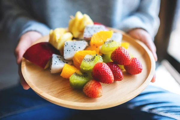 Closeup Image Woman Holding Wooden Plate Fresh Mixed Fruits Skewers — Stock Photo, Image