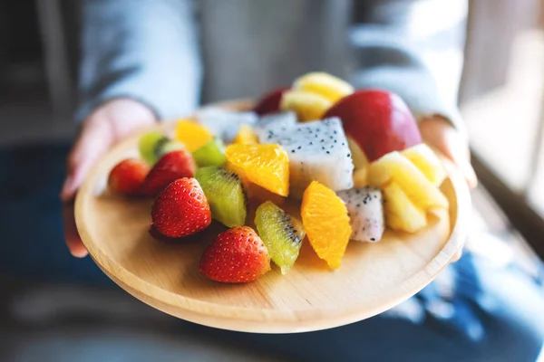 Closeup Image Woman Holding Wooden Plate Fresh Mixed Fruits Skewers — Stock Photo, Image