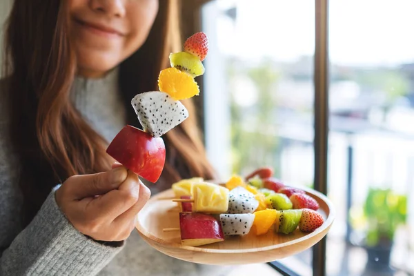 Nahaufnahme Einer Asiatischen Frau Die Frische Gemischte Früchte Spieß Hält — Stockfoto