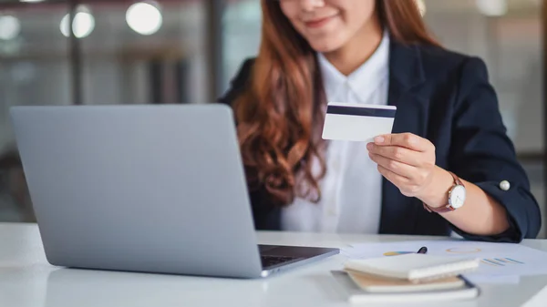 Una Mujer Negocios Asiática Sosteniendo Tarjetas Crédito Mientras Usa Computadora —  Fotos de Stock