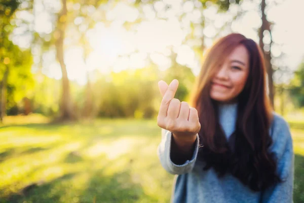 Egy Gyönyörű Ázsiai Aki Mini Szívet Jelez Parkban Napnyugta Előtt — Stock Fotó