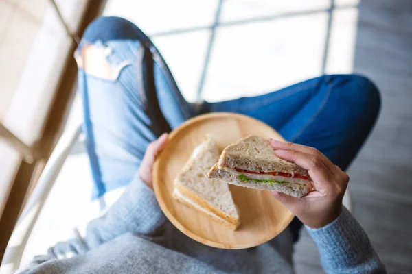 Top View Afbeelding Van Een Vrouw Met Twee Stukken Volkoren — Stockfoto