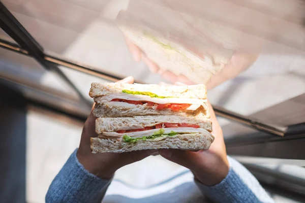 Imagen Vista Superior Una Mujer Sosteniendo Comiendo Sándwich Trigo Entero —  Fotos de Stock
