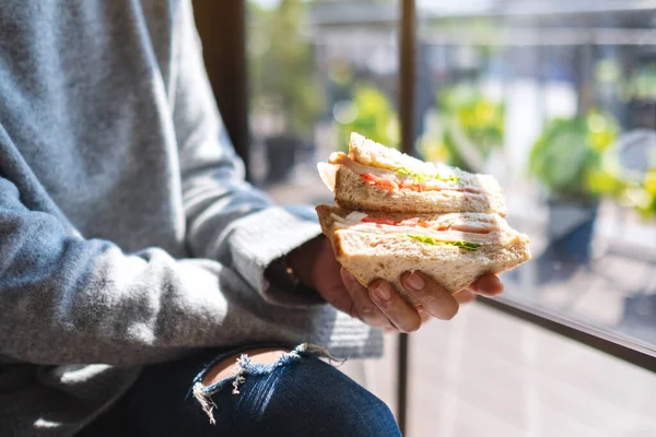 Imagen Cerca Una Mujer Sosteniendo Comiendo Sándwich Trigo Entero Mañana — Foto de Stock