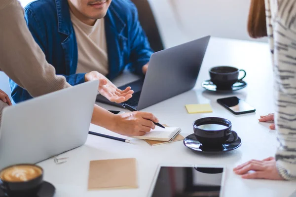 Groep Van Zakenlieden Bespreken Schrijven Notebook Met Laptop Tafel Kantoor — Stockfoto