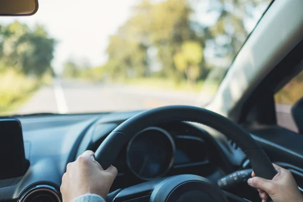 Imagen Cerca Una Mujer Sosteniendo Volante Mientras Conduce Coche Carretera — Foto de Stock