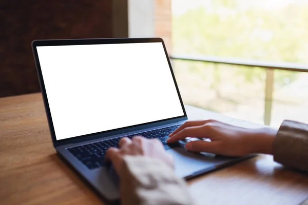 Imagen Burlona Una Mujer Usando Escribiendo Ordenador Portátil Con Pantalla — Foto de Stock