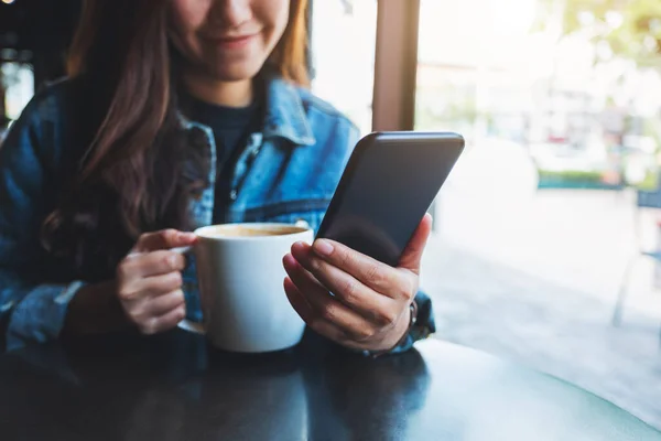 Imagen Cerca Una Mujer Sosteniendo Usando Teléfono Móvil Mientras Bebe — Foto de Stock