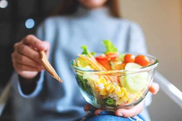 Imagem Close Uma Mulher Comendo Segurando Uma Tigela Salada Fresca — Fotografia de Stock