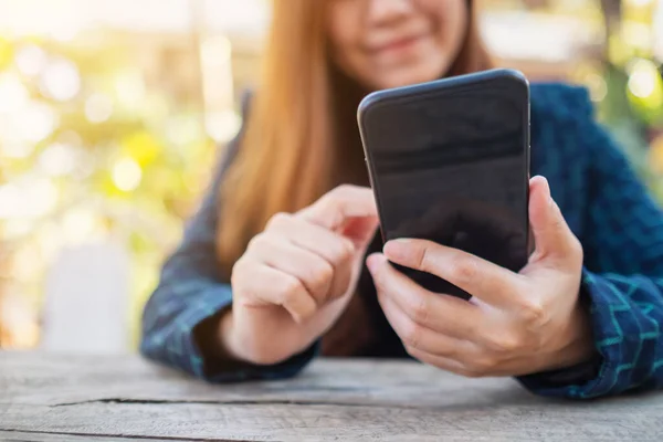 Imagen Cerca Una Mujer Sosteniendo Usando Mirando Teléfono Móvil Aire —  Fotos de Stock