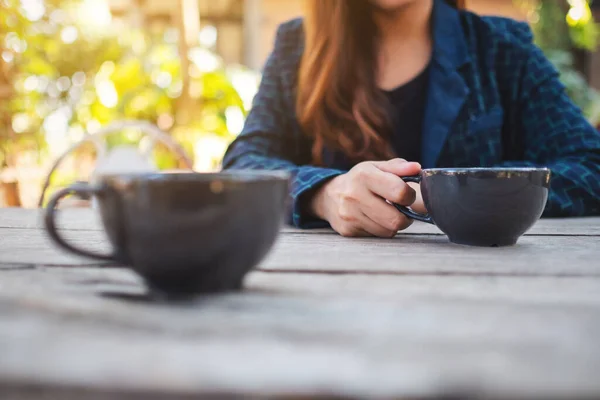 Nahaufnahme Einer Frau Mit Einer Tasse Heißen Kaffees Auf Einem — Stockfoto