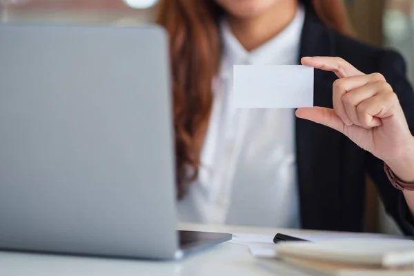 Una Mujer Negocios Sosteniendo Mostrando Una Tarjeta Visita Blanco Mientras —  Fotos de Stock