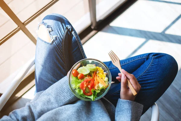 Imagem Vista Superior Uma Mulher Segurando Uma Tigela Salada Fresca — Fotografia de Stock