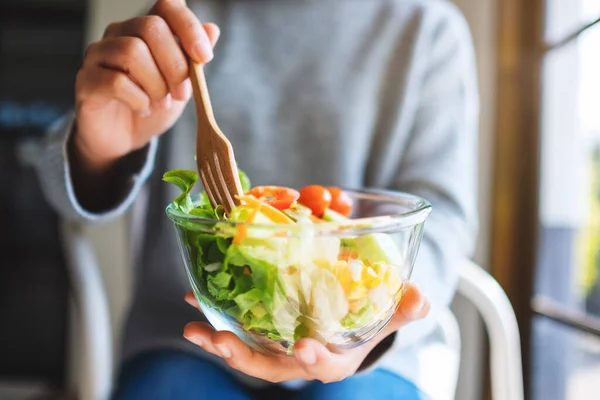 Imagem Close Uma Mulher Comendo Segurando Uma Tigela Salada Fresca — Fotografia de Stock