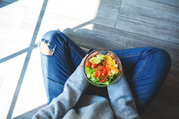 Imagem Vista Superior Uma Mulher Segurando Uma Tigela Salada Legumes — Fotografia de Stock