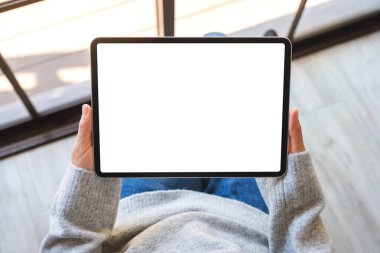 Siyah tabletli beyaz ekranlı bir kadının üst görünüm görüntüsü 