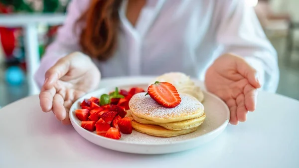 Eine Frau Hält Und Zeigt Einen Teller Pfannkuchen Mit Erdbeeren — Stockfoto