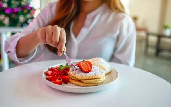 Eine Schöne Asiatische Frau Hält Und Isst Pfannkuchen Mit Erdbeeren — Stockfoto