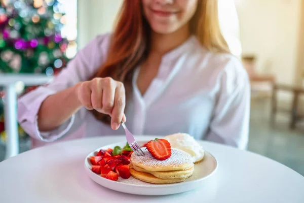 Eine Schöne Asiatische Frau Hält Und Isst Pfannkuchen Mit Erdbeeren — Stockfoto