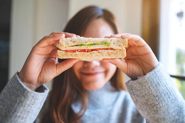 Een Smiley Mooie Vrouw Met Een Stuk Volkoren Broodje Bedek — Stockfoto