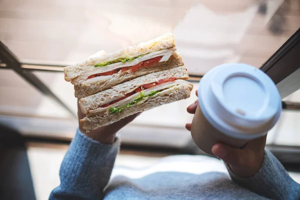 Vista Superior Imagen Una Mujer Sosteniendo Comiendo Sándwich Trigo Integral —  Fotos de Stock