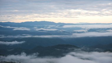 Yeşillik dağlarının manzarası ve sabahları sis denizi.