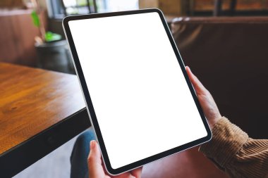 Boş beyaz masaüstü ekranlı dijital tableti tutan bir kadının görüntüsü