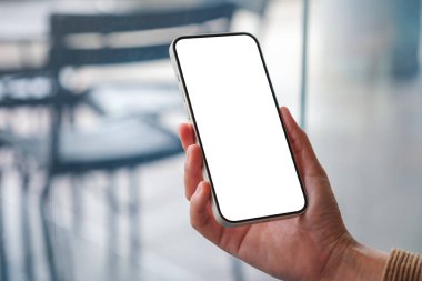 Boş masaüstü ekranı olan cep telefonu tutan bir kadının görüntüsü