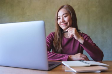 Dizüstü bilgisayarda çalışan bir iş kadınının portre resmi