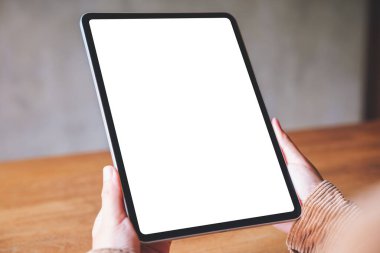 Boş beyaz masaüstü ekranlı dijital tableti tutan bir kadının görüntüsü