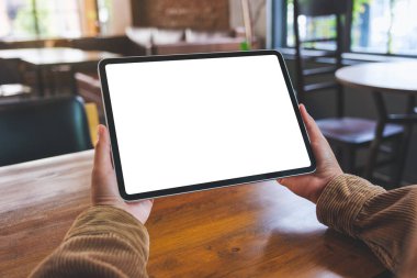 Boş beyaz masaüstü ekranlı dijital tableti tutan bir kadının görüntüsü