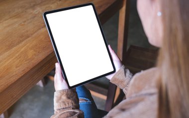 Boş beyaz masaüstü ekranlı dijital tableti tutan bir kadının görüntüsü