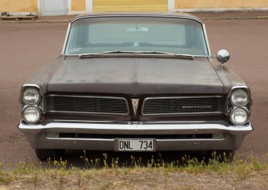 Rattvik, İsveç - 27 Temmuz 2013: Buick Limited Convertible 1958 Retro siyah araba Cadillac, vintage. Klasik araba haftası Rttvik. Pontiac klasik arabasının önü, ızgara.. 